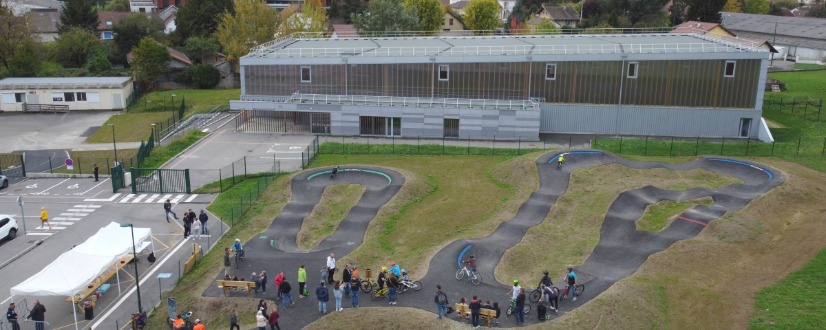 Photo prise au drone lors de l'inauguration de la pumptrack de Morestel